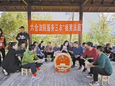  圖③：干警向附近農戶解讀相關法律法規(guī)。