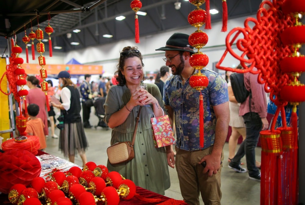 2023年1月21日，在新西蘭奧克蘭舉行的迎接中國農(nóng)歷春節(jié)活動上，人們購買新春裝飾品。這個活動吸引當(dāng)?shù)厣先f名各族裔民眾聚集一起，共迎中國春節(jié)。
