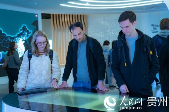 在國家大數(shù)據(jù)（貴州）綜合試驗區(qū)交流體驗中心，歐亞國家記者體驗貴州大數(shù)據(jù)應(yīng)用場景。人民網(wǎng) 陽茜攝