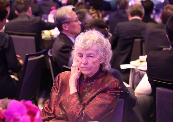 當?shù)貢r間11月15日晚，國家主席習近平在美國舊金山出席美國友好團體聯(lián)合舉行的歡迎宴會。在熱烈的掌聲中，習近平發(fā)表重要演講。圖為參加晚宴人士認真聆聽演講。人民日報記者 李志偉 攝