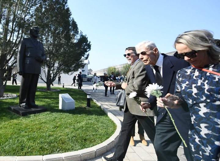 10月30日，在北京，飛虎隊老兵哈里·莫耶（中）向陳納德將軍雕像獻(xiàn)花。