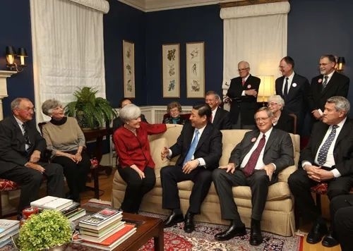 △2012年2月15日，習(xí)近平在前艾奧瓦州友好省州委員會(huì)委員蘭蒂夫人（左三）的家中回憶1985年訪問該地時(shí)的情景。