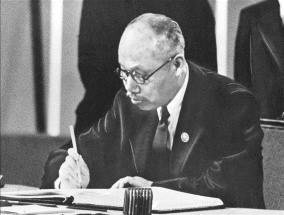 董必武在《聯(lián)合國憲章》上簽名。新華社發(fā)