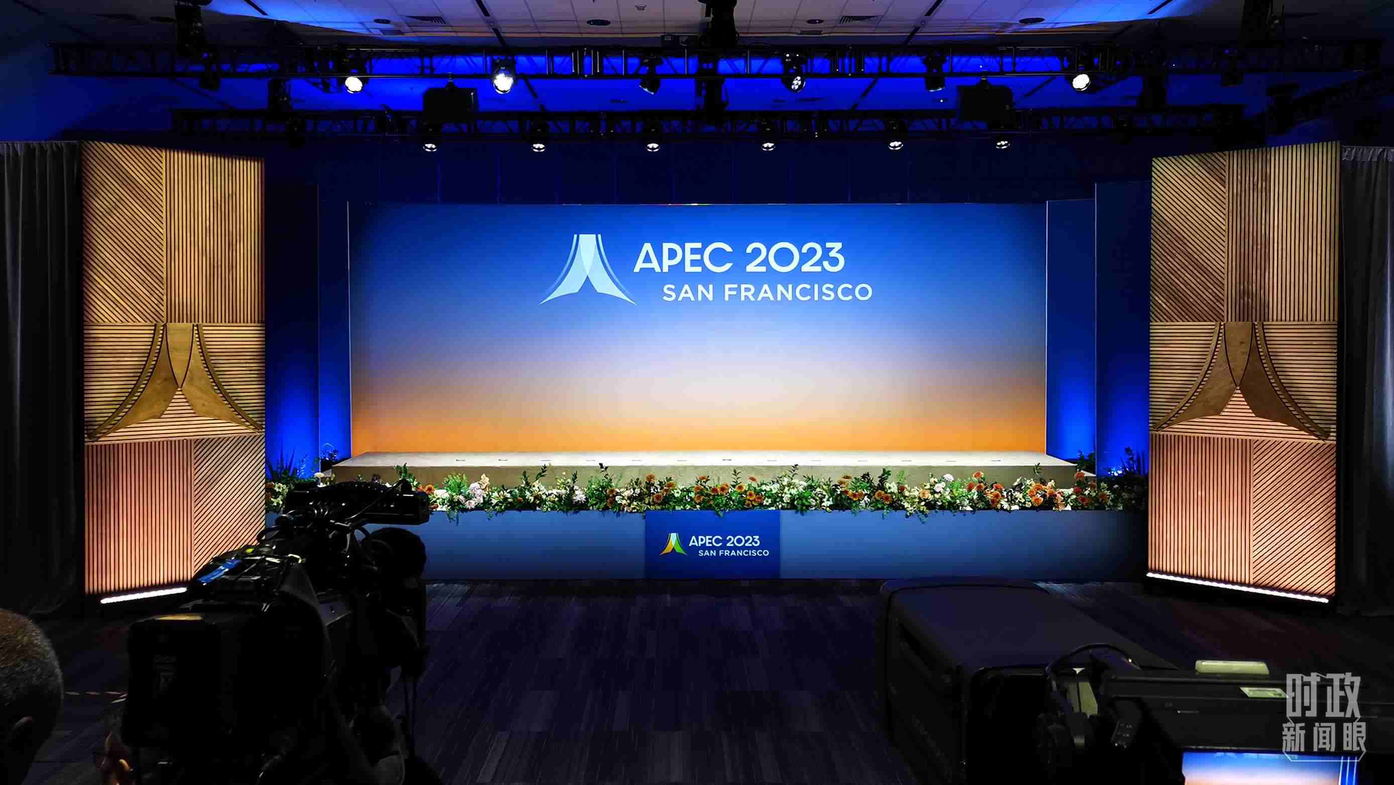 △16日，APEC領(lǐng)導(dǎo)人同東道主嘉賓在對話會前集體合影，圖為記者們在等待合影開始。（總臺央視記者石偉明拍攝）