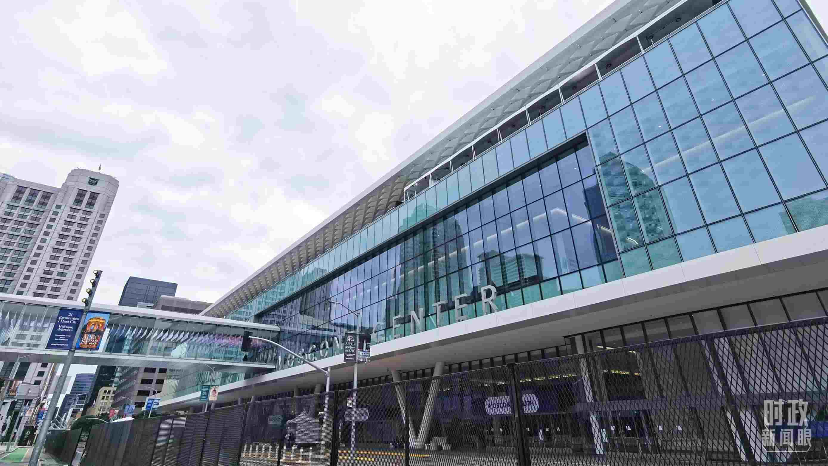 △美國舊金山，莫斯康中心，APEC第三十次領(lǐng)導(dǎo)人非正式會議在這里舉行。（總臺央視記者曹亞星拍攝）