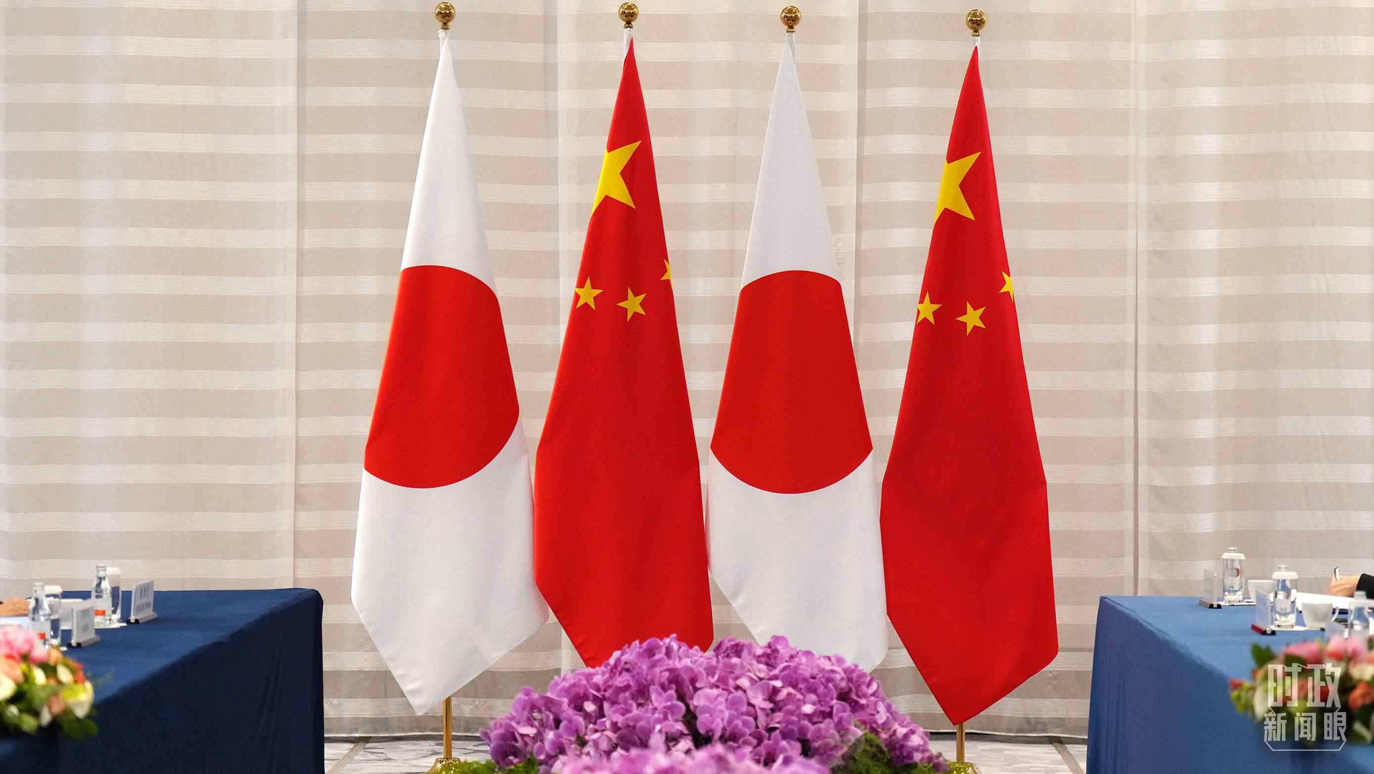 △會談現(xiàn)場的中日兩國國旗。（總臺國廣記者李晉拍攝）