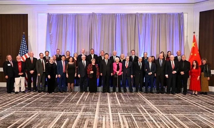 當(dāng)?shù)貢r(shí)間11月15日晚，國(guó)家主席習(xí)近平在美國(guó)舊金山出席美國(guó)友好團(tuán)體聯(lián)合舉行的歡迎宴會(huì)。這是宴會(huì)開(kāi)始前，習(xí)近平會(huì)見(jiàn)飛虎隊(duì)和史迪威將軍后人、鼓嶺、艾奧瓦州、華盛頓州等方面友好人士代表，同他們親切交談并合影留念。圖源：新華社