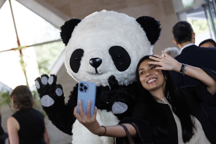 2022年8月24日，在美國華盛頓中國駐美國大使館，來賓與大熊貓玩偶合影。