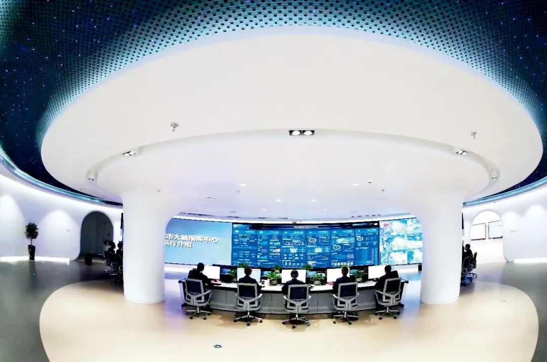 2021年2月2日，江西省撫州市東鄉(xiāng)區(qū)城市大腦指揮中心，工作人員通過(guò)城市大腦指揮平臺(tái)實(shí)時(shí)監(jiān)控、抓取、分析相關(guān)案件。