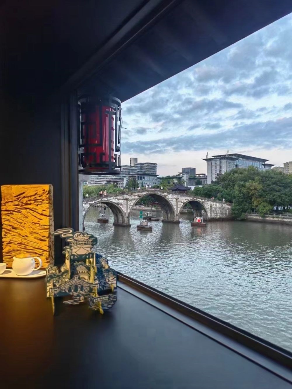 文創(chuàng)產品與拱宸橋。（受訪者供圖）