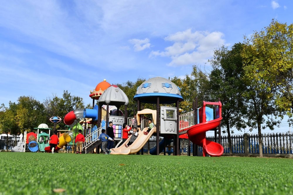 在山東省東營市墾利區(qū)楊廟社區(qū)幼兒園，孩子們在老師的帶領(lǐng)下進(jìn)行戶外活動（2021年10月19日攝）。新華社記者 郭緒雷 攝