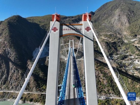 11月25日，列車通過麗香鐵路金沙江特大橋（無人機(jī)照片）。