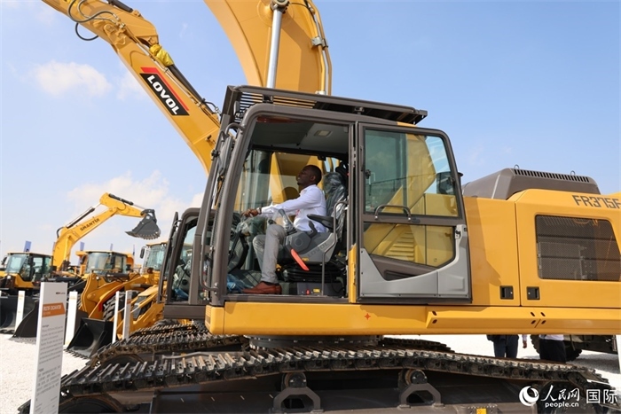 嘉賓參觀體驗(yàn)山東重工產(chǎn)品。人民網(wǎng)記者 任皓宇攝