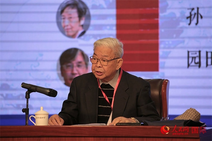 北京外國語大學北京日本學研究中心原主任嚴安生發(fā)表主旨演講。人民網(wǎng)記者 張麗婭攝