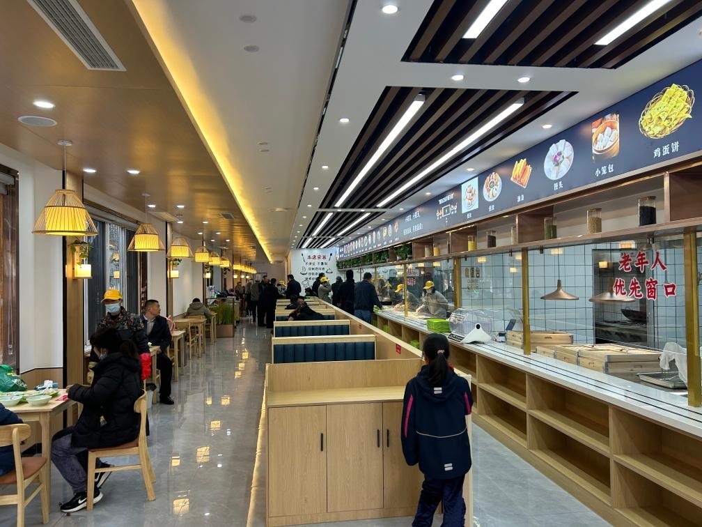 位于安徽合肥市瑤海區(qū)和平路街道綠苑社區(qū)的社區(qū)老年大食堂。（綠苑社區(qū)供圖）