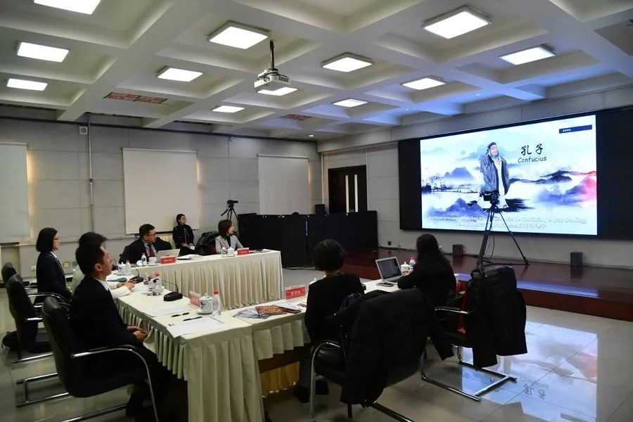 與會(huì)嘉賓觀看由美洲中心策劃制作的“一帶一路”主題視頻節(jié)目《習(xí)語(yǔ)用典——大道不孤 眾行致遠(yuǎn)》。