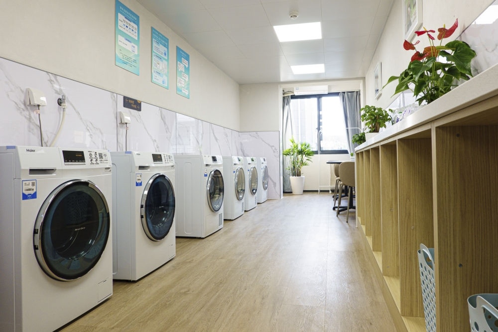 閔行區(qū)新時代城市建設者管理者之家的共享廚房和共享洗衣房。