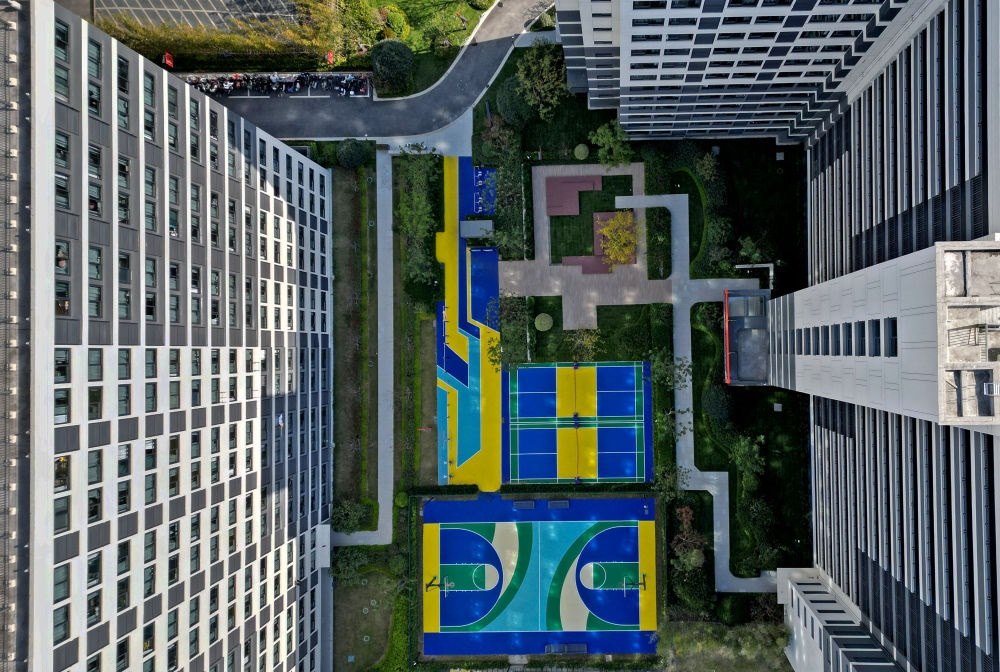 社區(qū)內(nèi)的運動場地設施（無人機照片）。