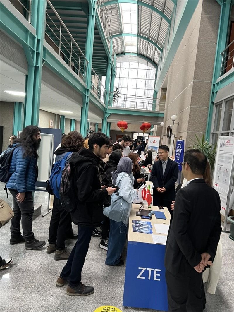 土耳其大學(xué)生在中企展臺交流。主辦方供圖