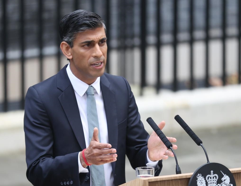 2022年10月25日，里?！ぬK納克在英國(guó)倫敦唐寧街10號(hào)首相府前發(fā)表講話。新華社記者李穎攝