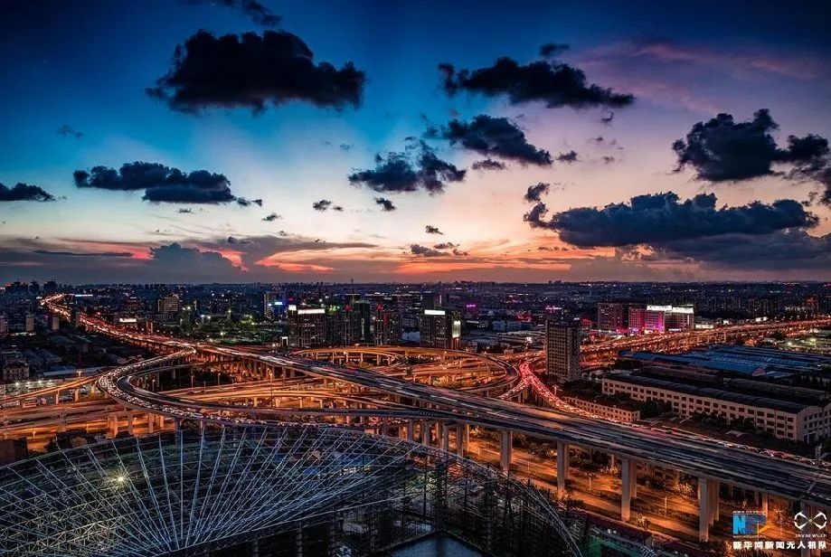 傍晚時刻的上海立交橋。新華網(wǎng)發(fā) 田橫 攝