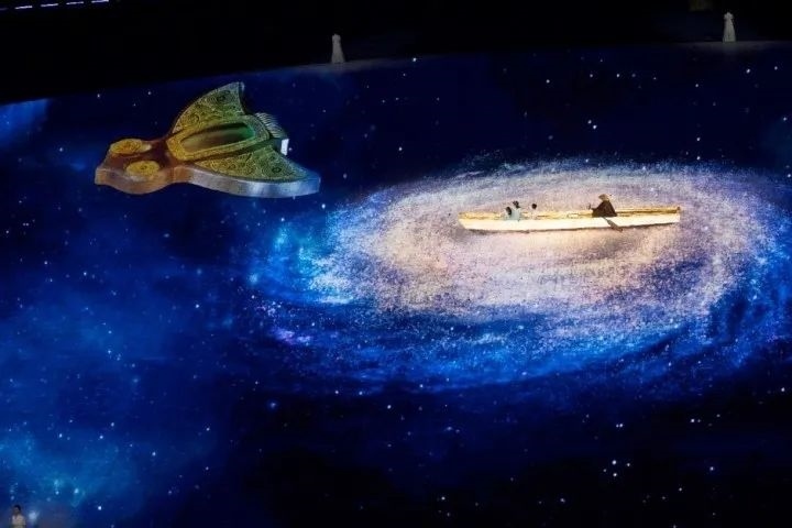 杭州第4屆亞殘運會閉幕式上，吉祥物飛飛幻化回良渚玉鳥的模樣，盤旋于夜色之中。記者 倪雁強 董旭明 攝