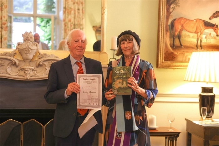 艾倫·麥克法蘭教授為漢密爾頓頒發(fā)文學(xué)類終身成就獎(jiǎng)。雨珊攝