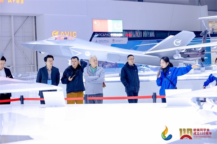 參會(huì)嘉賓和留學(xué)歸國人員參觀珠海太空中心。主辦方供圖