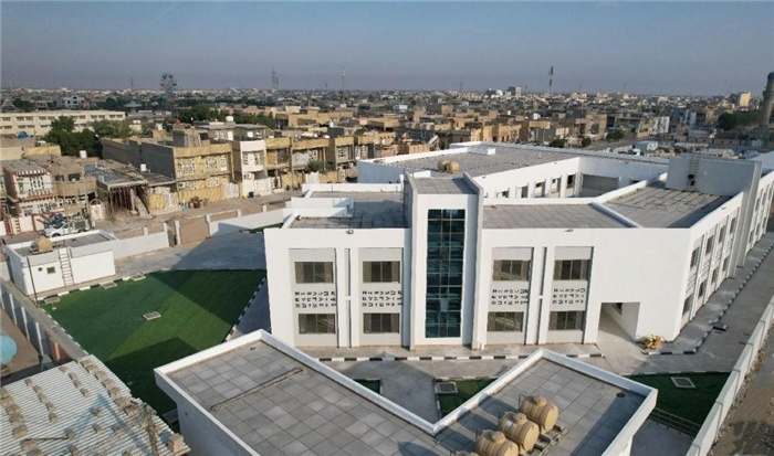 已經(jīng)完工的伊拉克瓦西特省第20號(hào)學(xué)校。該學(xué)校為合院式全功能建筑，包括教學(xué)樓，圖書(shū)室，實(shí)驗(yàn)室，保衛(wèi)室等。 趙沖攝