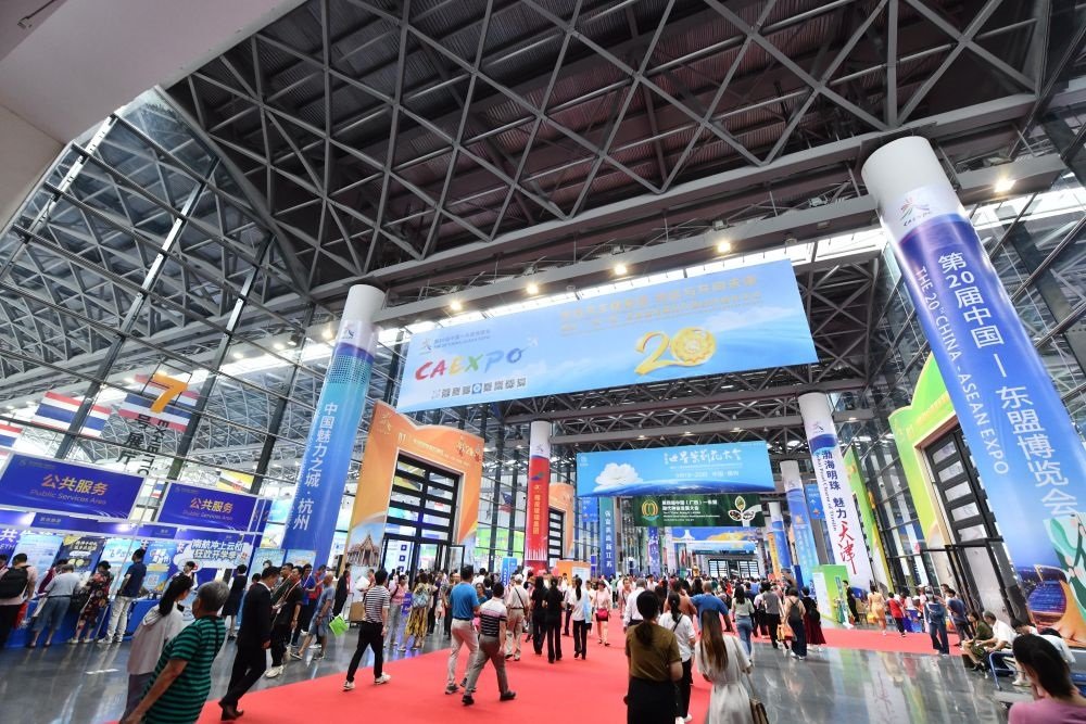 2023年9月18日，參觀者在第二十屆中國(guó)—東盟博覽會(huì)東盟商品展區(qū)選購(gòu)商品。新華社記者 黃孝邦 攝