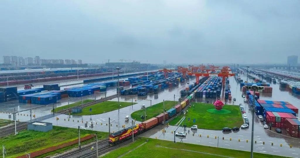 △2023年9月28日，中歐班列長(zhǎng)安號(hào)第20000列從陜西西安國(guó)際港站開(kāi)出。