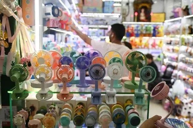 △近期，客商在浙江義烏國(guó)際商貿(mào)城采購(gòu)商品。