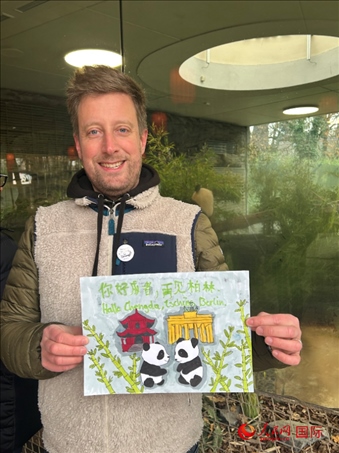 特別從法國趕來送別“夢想”“夢圓”的專業(yè)級熊貓粉絲 Pouille先生和此次征集的兒童作品。人民網(wǎng)記者 徐馨攝