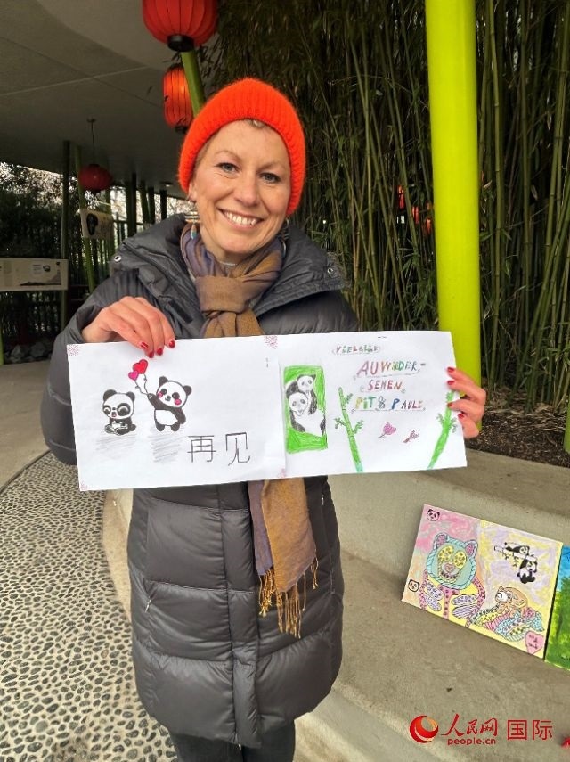 桑德拉和德國小朋友們的作品。右圖寫著“祝福好運，再見 Pit和Paule（“夢想”“夢圓”的德語名字）”。人民網(wǎng)記者 徐馨攝