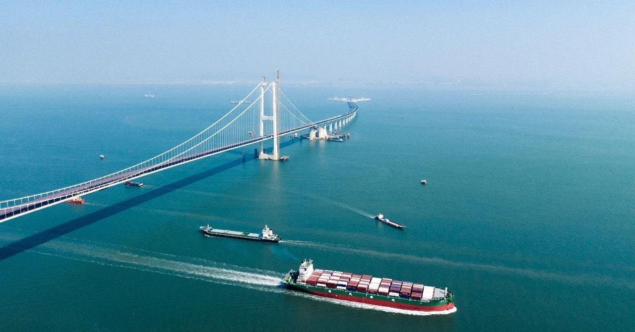 △2023年11月28日，國家重大工程深中通道海底沉管隧道貫通。