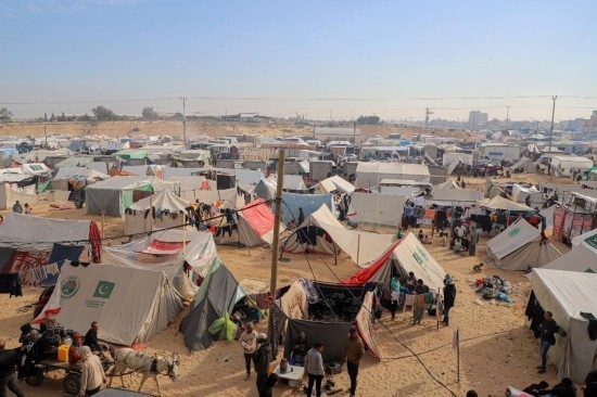  這是12月8日在加沙地帶南部城市拉法拍攝的臨時營地。新華社發(fā)（里澤克·阿卜杜勒賈瓦德攝）