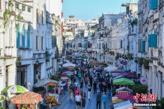 圖為?？隍T樓老街游客如織。 <a target='_blank' href='/' ><p align=