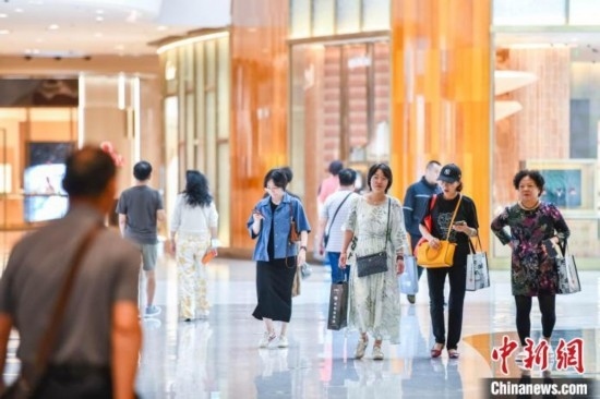 圖為顧客在cdf海口國際免稅城內(nèi)選購商品。<a target='_blank' href='/' ><p align=