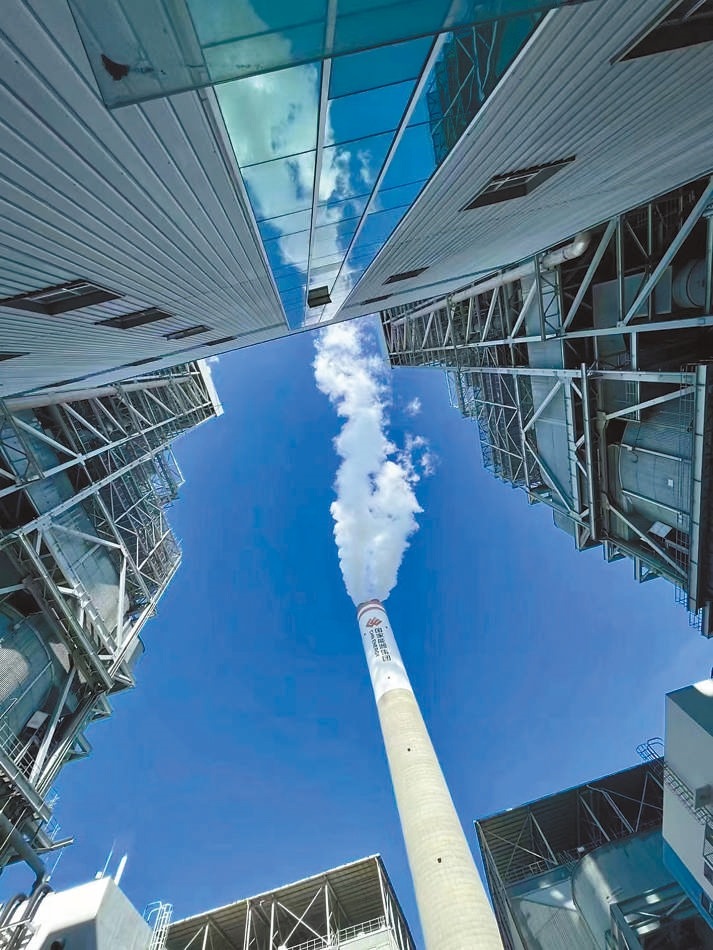  綠色低碳 近日，來自10余個國家的國際青年跟隨“世界青年能源行”活動走進國家能源集團江蘇泰州電廠。作為亞洲最大火電二氧化碳捕集、利用與封存項目，該項目每年可捕集消納二氧化碳50萬噸。 美國籍演員、主持人 史蒂文·韋德斯攝 “走在電廠里，體驗各種高科技，真切感受到中國在清潔能源方面發(fā)展迅速，許多技術(shù)走在了世界前列?！? /></p> <p style=