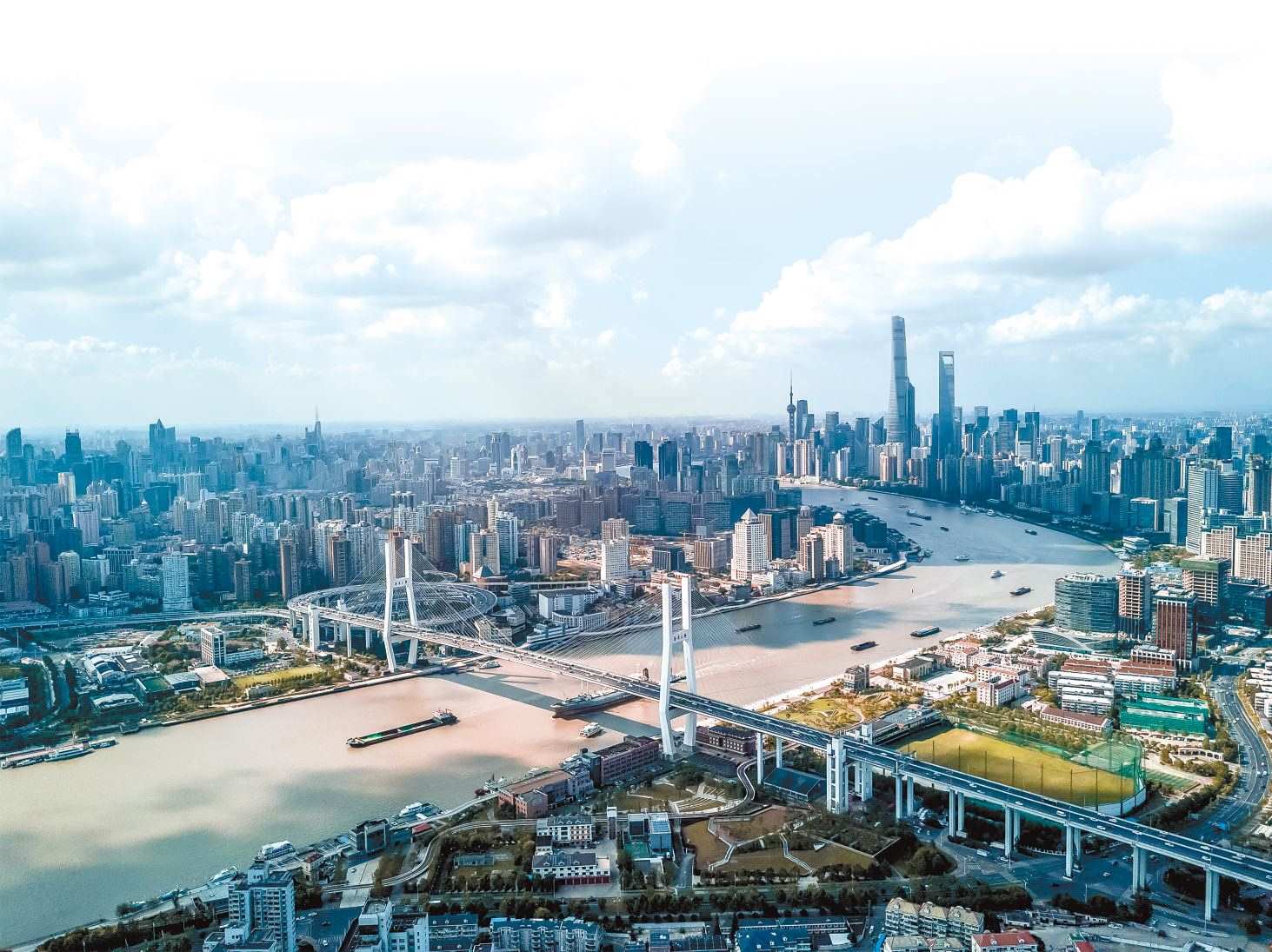  潮起東方 上海黃浦江兩岸高樓林立，風光無限。近年來，上海以開放創(chuàng)新之姿，謀劃推動高質(zhì)量發(fā)展，奮力開創(chuàng)長三角一體化新局面。 德國籍導演、建筑師、攝影師 馬克·西格蒙德攝 “起初，我被東方古國的悠久歷史文化吸引來到中國。在上海生活的10多年間，我見證了這座城市的發(fā)展歷程，也感受到它兼具傳統(tǒng)與現(xiàn)代的獨特魅力?！? /></p> <p style=