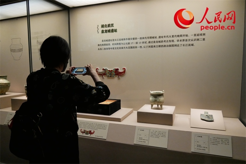 今年9月，觀眾正在參觀“鑒往知遠——新時代考古成果展”。人民網(wǎng)記者 韋衍行攝