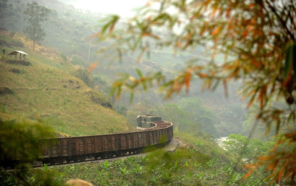 這是行駛在滇越鐵路云南省屏邊縣境內(nèi)的貨運(yùn)列車（2012年3月9日攝）。