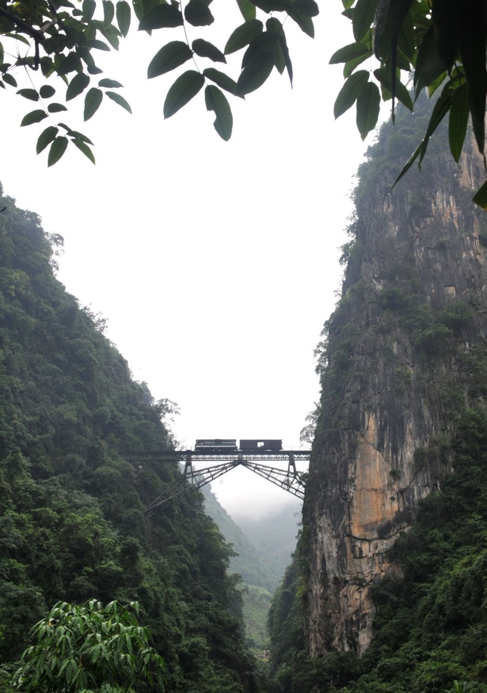 2009年6月1日，一列小火車從人字橋上通過(guò)。