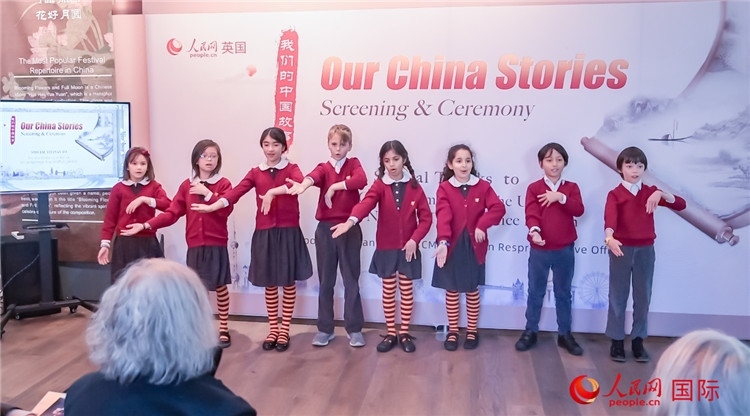 肯辛頓韋德預備學校小學生表演。人民網(wǎng) 郭錦標攝