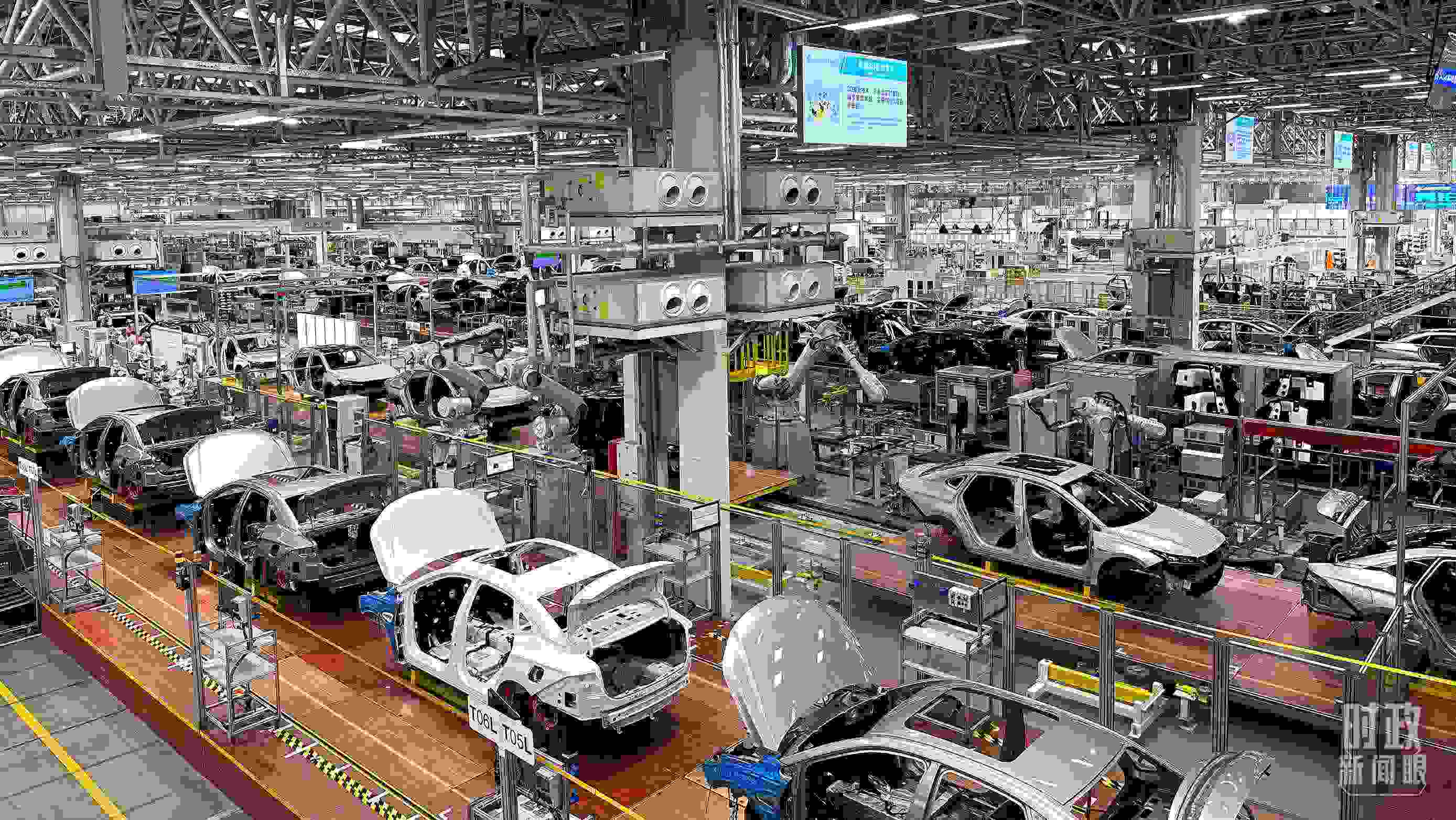 △廣汽埃安總裝車間智能生產(chǎn)線展示。（總臺(tái)央視記者趙化拍攝）