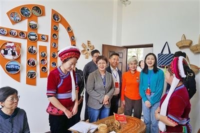  在大理法院喜洲法庭，代表們與“金花調(diào)解員”共同探討民族特色調(diào)解工作方法。