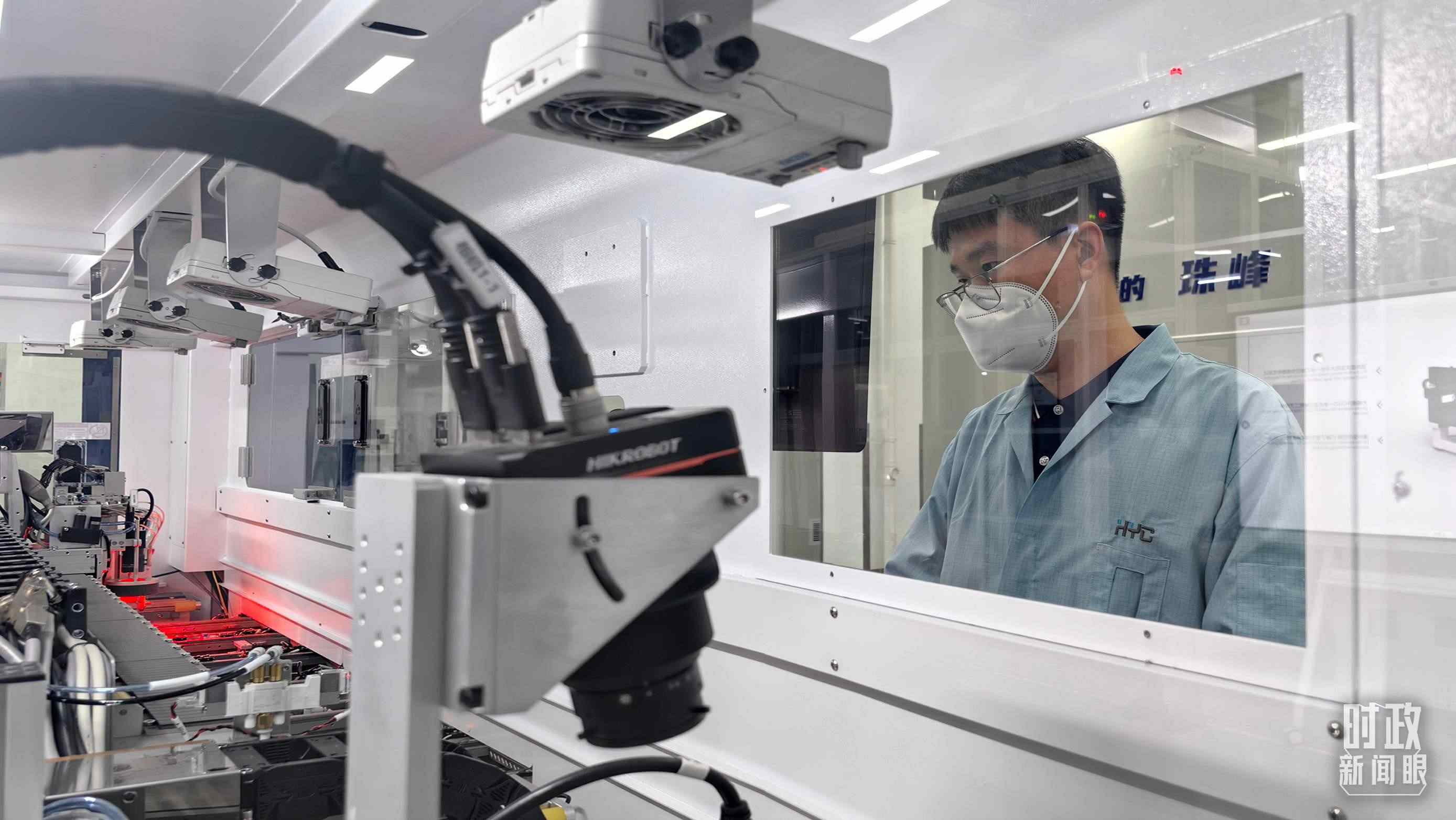 △蘇州華興源創(chuàng)科技股份有限公司員工正在研發(fā)車間內(nèi)進(jìn)行芯片測(cè)試。（總臺(tái)央廣記者潘毅拍攝）