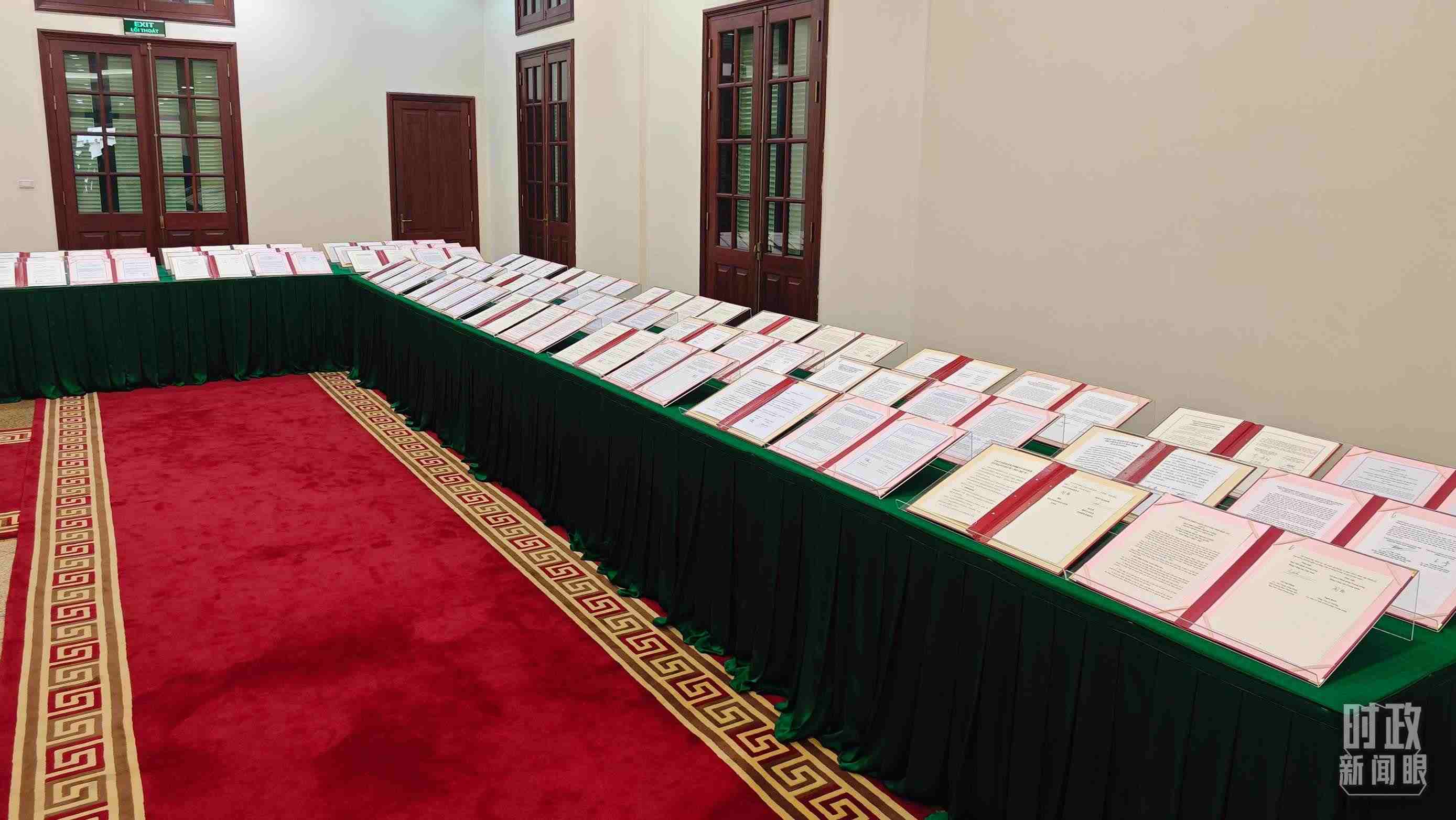 △會談后，兩黨總書記共同見證雙方簽署的雙邊合作文件展示，涵蓋共建“一帶一路”等30多個(gè)領(lǐng)域。（總臺央視記者耿小龍拍攝）