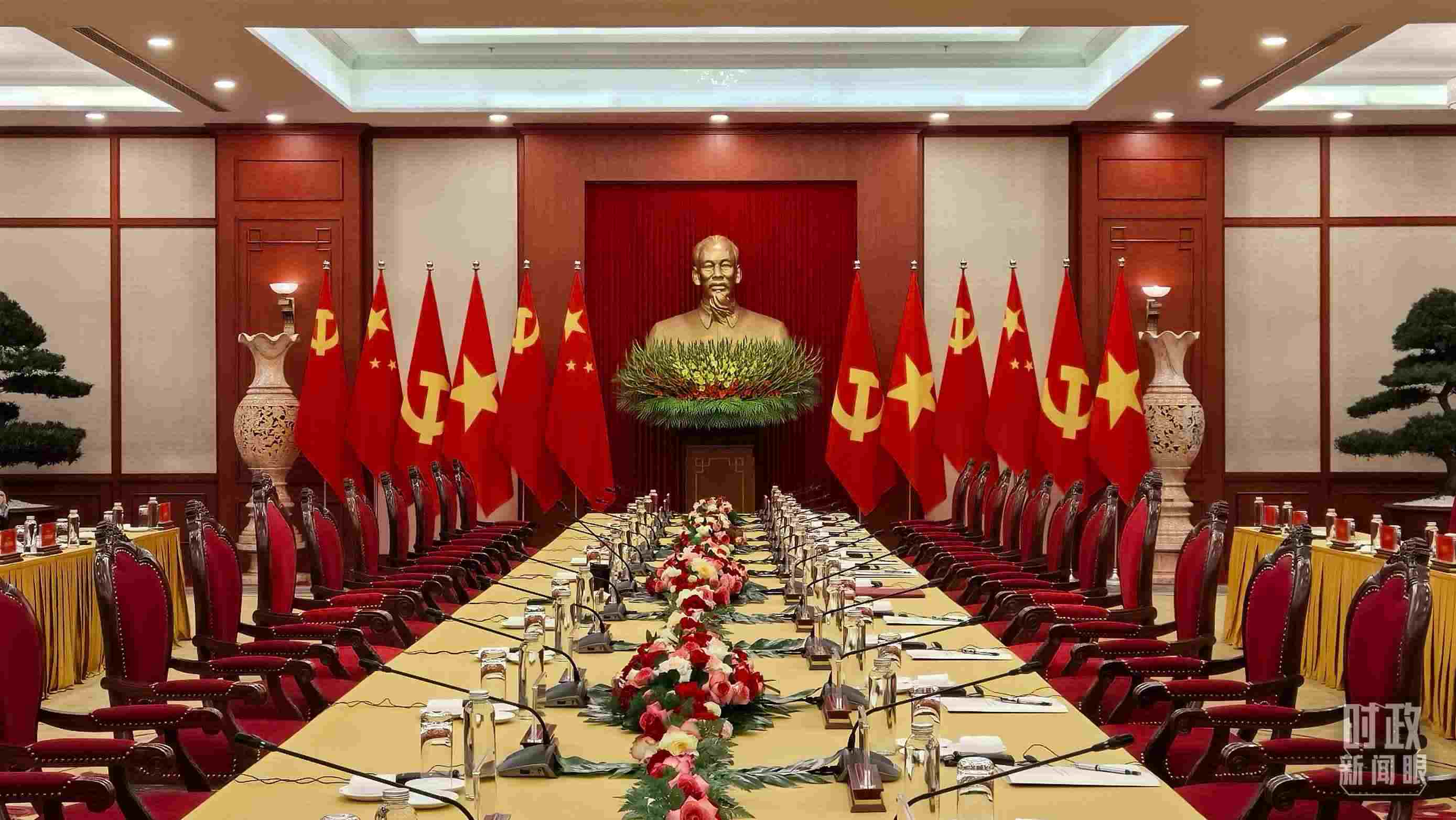 △當(dāng)?shù)貢r(shí)間12月12日下午，習(xí)近平在這里與阮富仲舉行會談，這是會談開始前的場景。（總臺央視記者邢彬拍攝）