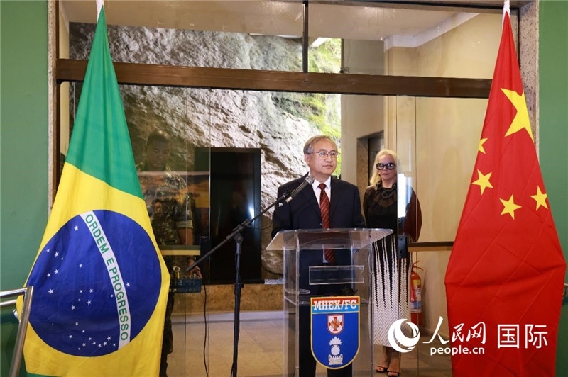 中國攝影家協(xié)會駐會副主席鄭更生在攝影展開幕式上致辭。 人民網(wǎng)記者 陳海琪攝